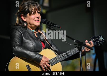 Tish Hinojosa, chanteur et compositeur mexicain-américain, se produit au Highland Center for the Arts, Greensboro, Vermont, États-Unis, le 24 septembre. 2022. Banque D'Images