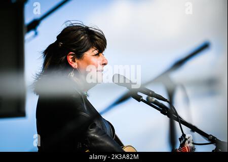 Tish Hinojosa, chanteur et compositeur mexicain-américain, se produit au Highland Center for the Arts, Greensboro, Vermont, États-Unis, le 24 septembre. 2022. Banque D'Images