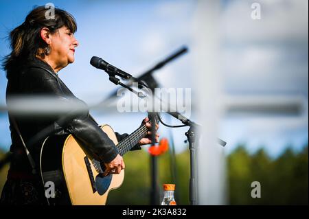 Tish Hinojosa, chanteur et compositeur mexicain-américain, se produit au Highland Center for the Arts, Greensboro, Vermont, États-Unis, le 24 septembre. 2022. Banque D'Images