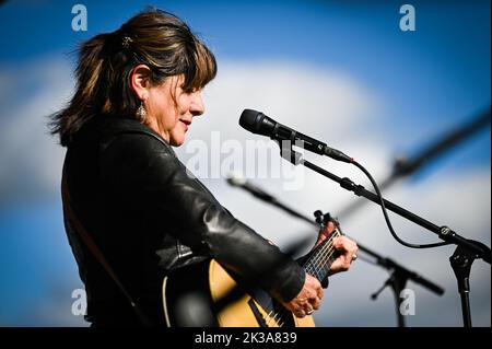 Tish Hinojosa, chanteur et compositeur mexicain-américain, se produit au Highland Center for the Arts, Greensboro, Vermont, États-Unis, le 24 septembre. 2022. Banque D'Images