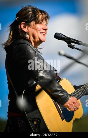 Tish Hinojosa, chanteur et compositeur mexicain-américain, se produit au Highland Center for the Arts, Greensboro, Vermont, États-Unis, le 24 septembre. 2022. Banque D'Images