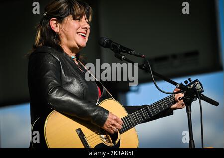 Tish Hinojosa, chanteur et compositeur mexicain-américain, se produit au Highland Center for the Arts, Greensboro, Vermont, États-Unis, le 24 septembre. 2022. Banque D'Images