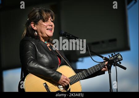 Tish Hinojosa, chanteur et compositeur mexicain-américain, se produit au Highland Center for the Arts, Greensboro, Vermont, États-Unis, le 24 septembre. 2022. Banque D'Images