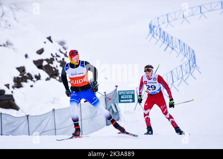 Guide dirige le Canada Jesse Bachinsky, Championnats nationaux paralympiques de ski de fond de 2019 aux États-Unis, Craftsbury Outdoor Centre, VT, États-Unis. Banque D'Images