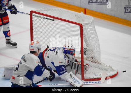 Lausanne, Suisse. 09th mai 2022. Simon Hrubec (gardien de but) de ZSC Lions (11) est en action pendant le Derby 1st de la saison 2022-2023 implique Lausanne HC et les Lions ZSC de la saison 2022-2023 de la Ligue nationale suisse avec les Lions HC et ZSC de Lausanne. (Photo par Eric Dubost/Pacific Press) crédit: Pacific Press Media production Corp./Alay Live News Banque D'Images