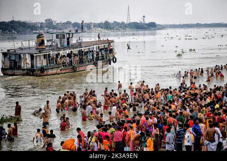 Kolkata, Inde. 25th septembre 2022. Des dévotés vus dans le Gange au cours de la fête de Mahalaya. Mahalaya est célébré à la fin de Shradh ou Pitru Paksha, une période de 16 jours où les Hindous rendent hommage à leurs ancêtres. Crédit : SOPA Images Limited/Alamy Live News Banque D'Images
