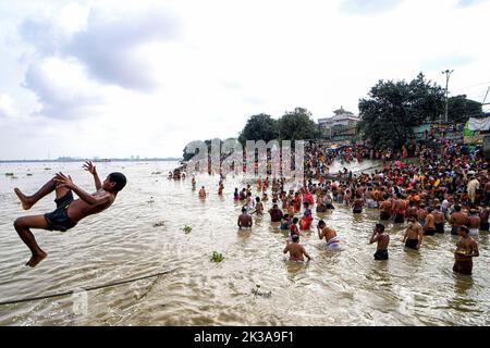 Kolkata, Inde. 25th septembre 2022. Un enfant saute dans le Gange au cours de la fête de Mahalaya. Mahalaya est célébré à la fin de Shradh ou Pitru Paksha, une période de 16 jours où les Hindous rendent hommage à leurs ancêtres. Crédit : SOPA Images Limited/Alamy Live News Banque D'Images