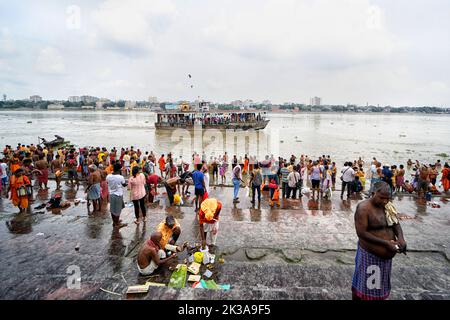 Kolkata, Inde. 25th septembre 2022. Des dévotés vus dans le Gange pendant la fête de Mahalaya. Mahalaya est célébré à la fin de Shradh ou Pitru Paksha, une période de 16 jours où les Hindous rendent hommage à leurs ancêtres. Crédit : SOPA Images Limited/Alamy Live News Banque D'Images