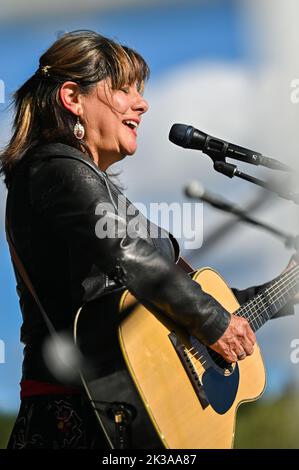 Tish Hinojosa, chanteur et compositeur mexicain-américain, se produit au Highland Center for the Arts, Greensboro, Vermont, États-Unis, le 24 septembre. 2022. Banque D'Images