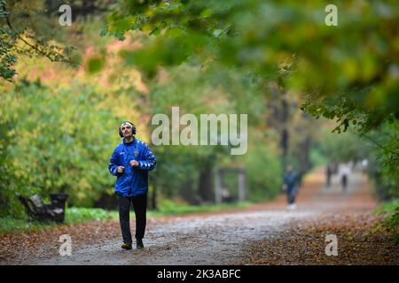 Moscou, Russie. 25th septembre 2022. Un homme court dans un parc à Moscou, en Russie, le 25 septembre 2022. Credit: Alexander Zemlianichenko Jr/Xinhua/Alay Live News Banque D'Images