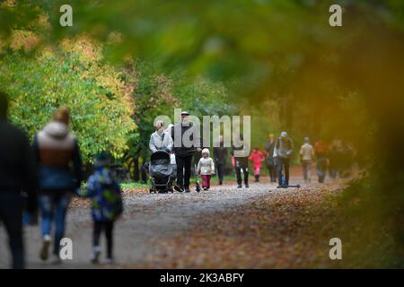 Moscou, Russie. 25th septembre 2022. Les gens marchent dans un parc à Moscou, en Russie, le 25 septembre 2022. Credit: Alexander Zemlianichenko Jr/Xinhua/Alay Live News Banque D'Images