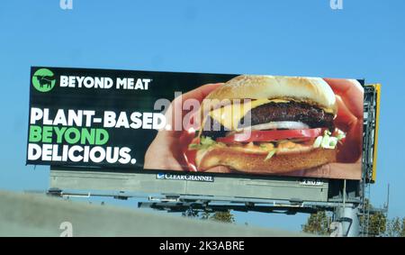 Los Angeles, Californie, États-Unis 22nd septembre 2022 Beyond Meat Based Billboard on 22 septembre 2022 à Los Angeles, Californie, États-Unis. Photo par Barry King/Alay stock photo Banque D'Images