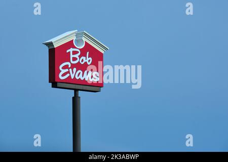 Erie, Pennsylvanie, Etats-Unis - 21 septembre 2022 : le logo d'un restaurant Bob Evans se trouve sur un grand panneau près de l'Interstate 90. Banque D'Images