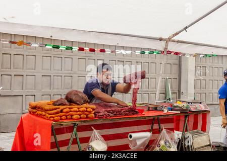 le boucher mexicain prépare son produit à la vente Banque D'Images