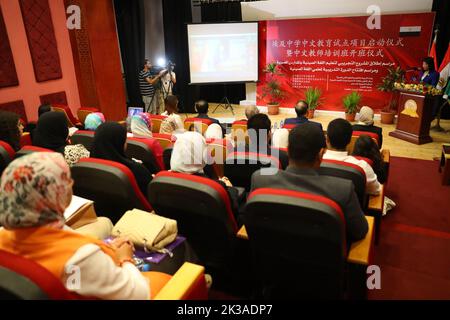 Le Caire, Égypte. 25th septembre 2022. La photo montre la scène de la cérémonie de lancement d'un programme pilote pour l'enseignement de la langue chinoise dans les écoles secondaires égyptiennes et d'un programme de formation pour les enseignants égyptiens à l'Institut Confucius de l'Université du Caire, Egypte, 25 septembre 2022. Le programme de formation des enseignants durera 10 jours et offrira des cours sur les méthodes d'enseignement, l'apprentissage des langues et l'utilisation des manuels et applications électroniques. Au total, 12 enseignants prendront des postes d'instructeurs de langue chinoise après la formation. Credit: Sui Xiankai/Xinhua/Alay Live News Banque D'Images