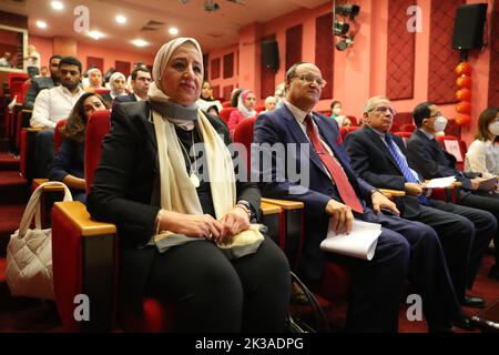 Le Caire, Égypte. 25th septembre 2022. Les invités assistent à la cérémonie de lancement d'un programme pilote pour l'enseignement de la langue chinoise dans les écoles secondaires égyptiennes et d'un programme de formation pour les enseignants égyptiens à l'Institut Confucius de l'Université du Caire, en Égypte, le 25 septembre 2022. Le programme de formation des enseignants durera 10 jours et offrira des cours sur les méthodes d'enseignement, l'apprentissage des langues et l'utilisation des manuels et applications électroniques. Au total, 12 enseignants prendront des postes d'instructeurs de langue chinoise après la formation. Credit: Sui Xiankai/Xinhua/Alay Live News Banque D'Images