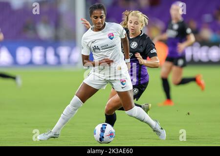 25 septembre 2022: NAOMI GIRMA (4), la défenseuse du FC Wave de San Diego, participe au match de football de la NWSL Orlando Pride vs du FC Wave de San Diego au stade Explora à Orlando, en Floride, sur 25 septembre 2022. (Image de crédit : © Cory Knowlton/ZUMA Press Wire) Banque D'Images