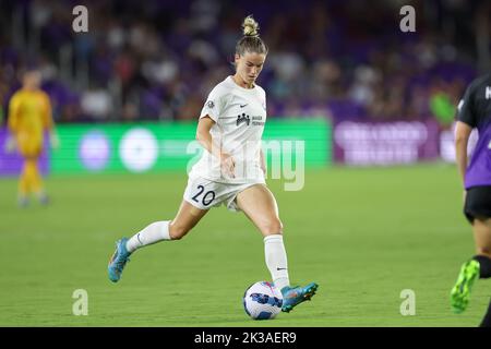 25 septembre 2022: CHRISTEN WESTPHALIE, défenseur du FC Wave de San Diego (20), pilote le ballon lors du match de football NWSL Orlando Pride vs San Diego Wave FC au stade Exploria à Orlando, FL sur 25 septembre 2022. (Image de crédit : © Cory Knowlton/ZUMA Press Wire) Banque D'Images