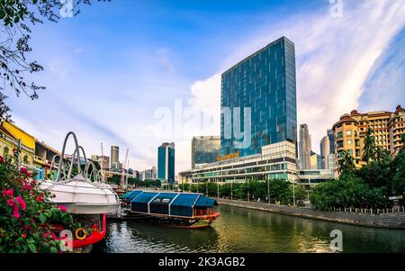 Vue panoramique sur Clarke Quay Central et Paradox Singapore depuis Clarke Quay au coucher du soleil. Banque D'Images