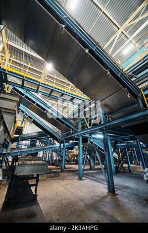 Grande usine de convoyeurs pour le tri et le traitement des déchets ménagers. Banque D'Images