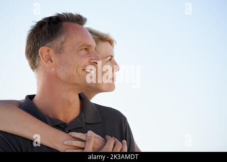 Entretenir notre mariage. Un couple mature qui profite d'une journée à la plage. Banque D'Images