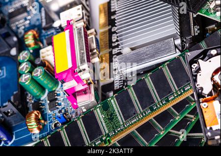 Empilez avec divers composants et cartes électriques d'ordinateur, concept de réparation et de mise à niveau, gros plan Banque D'Images