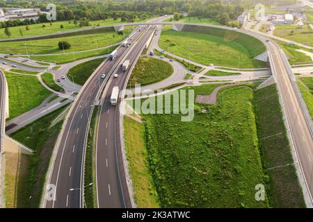 Vue aérienne des voitures roulant à l'intersection ronde dans la ville, infrastructure de rond-point de transport, jonction de route à Wroclaw, Pologne Banque D'Images