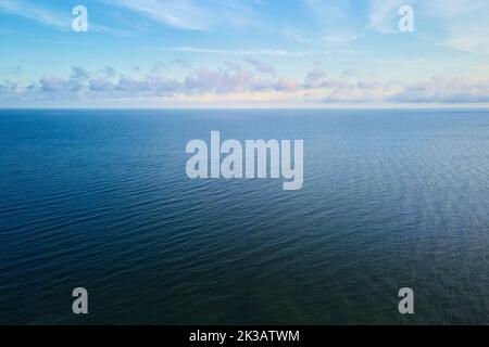 Vol de drone au-dessus d'un paysage de mer calme avec ciel nuageux, panorama sur la mer Baltique, vue aérienne Banque D'Images