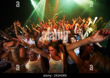 Une grande foule à un concert de musique - ce concert a été créé pour le seul but de cette séance photo, avec 300 modèles et 3 groupes live. Toutes les personnes Banque D'Images