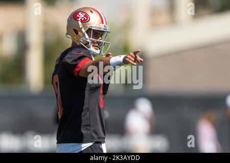 22 septembre 2022 ; Santa Clara, Californie, États-Unis; le quarterback des 49ers de San Francisco Jimmy Garoppolo (10 ans) signale pendant les entraînements au SAP performance Center, à côté du Levi’s Stadium. (Stan Szeto/image du sport) Banque D'Images