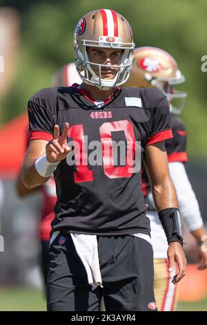 22 septembre 2022 ; Santa Clara, Californie, États-Unis; le quarterback des 49ers de San Francisco Jimmy Garoppolo (10 ans) signale pendant les entraînements au SAP performance Center, à côté du Levi’s Stadium. (Stan Szeto/image du sport) Banque D'Images