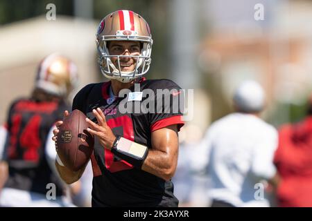 22 septembre 2022 ; Santa Clara, Californie, États-Unis; le quarterback des 49ers de San Francisco Jimmy Garoppolo (10 ans) sourit pendant les entraînements au SAP performance Center à côté du Levi’s Stadium. (Stan Szeto/image du sport) Banque D'Images