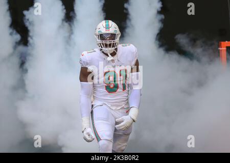 Dimanche, 25 septembre 2022 ; Miami Gardens, Floride, États-Unis ; Miami Dolphins défensive fin Emmanuel Ogbah (91) entre dans le champ du tunnel au début an Banque D'Images