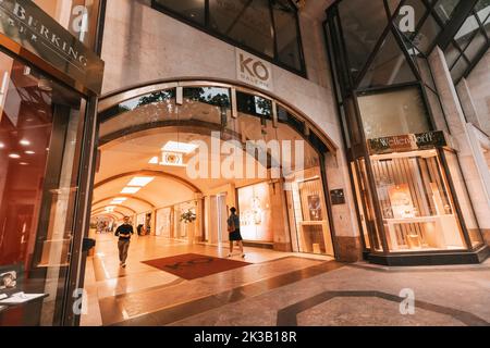 21 juillet 2022, Dusseldorf, Allemagne : entrée à Ko Shopping Gallery passage près de Konigsallee. Célèbre pour le commerce de détail Banque D'Images