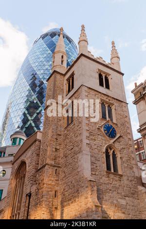 Londres, Royaume-Uni - 25 avril 2019: 30 St Mary Ax anciennement connu sous le nom de Swiss Re Building et officieusement connu sous le nom de Gherkin est derrière St and Banque D'Images