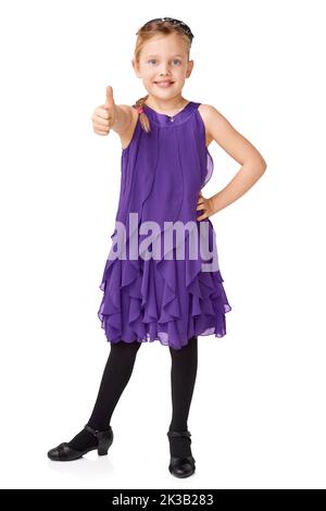 Vous avez obtenu mon approbation. Photo en studio pleine longueur d'une jeune fille élégamment habillée donnant les pouces isolés sur le blanc. Banque D'Images