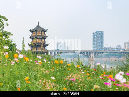 Vue au crépuscule sur le pont de la rivière Leshan min dans la province du Sichuan, en Chine Banque D'Images