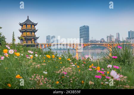 Vue au crépuscule sur le pont de la rivière Leshan min dans la province du Sichuan, en Chine Banque D'Images