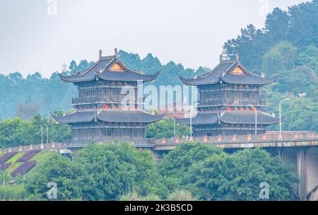 Vue au crépuscule sur le pont de la rivière Leshan min dans la province du Sichuan, en Chine Banque D'Images