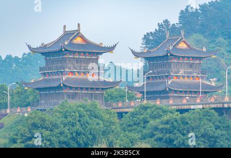 Vue au crépuscule sur le pont de la rivière Leshan min dans la province du Sichuan, en Chine Banque D'Images