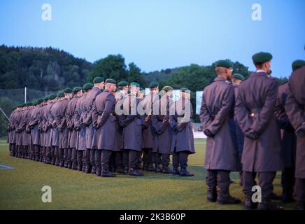 Pockau Lengefeld, Allemagne. 22nd septembre 2022. Des recrues des chasseurs Marienberg du bataillon Panzergrenadier 371 se tiennent pour un appel de mise en gage sur un terrain de sport dans les montagnes Ore. Au cours de la cérémonie, les 120 hommes et femmes ont juré de servir fidèlement la République fédérale. Le bataillon est stationné à Marienberg (Erzgebirgskreis) et fait partie de la Brigade Panzergrenadier 37. Les soldats associés peuvent être déployés, entre autres, pour la défense nationale et de l'alliance au pays et à l'étranger. Credit: Jan Woitas/dpa/Alay Live News Banque D'Images