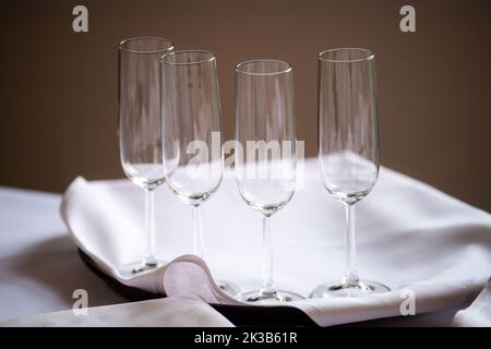 25 septembre 2022, Rhénanie-du-Nord-Westphalie, Höxter : porte-verres à champagne sur un plateau photo : Lino Mirgeler/dpa Banque D'Images