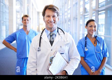 Vous êtes entre de bonnes mains. Une équipe médicale debout dans le couloir de l'hôpital. Banque D'Images