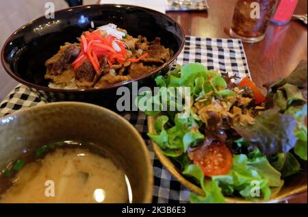 Bœuf Wagyu sur le riz servi avec une salade japonaise et une soupe miso Banque D'Images