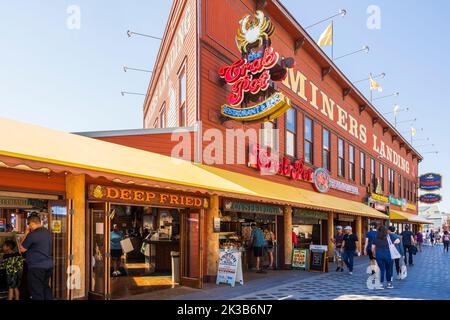 Célèbre restaurant de fruits de mer « Crab Pot » au bord de l'eau, Seattle, Washington, États-Unis Banque D'Images