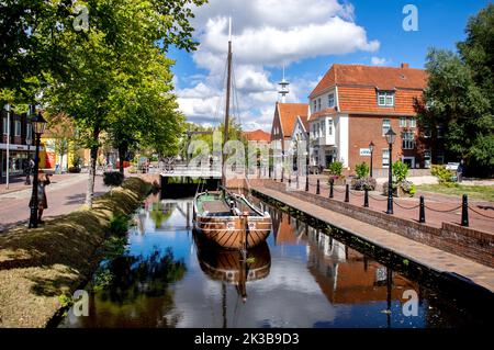 Papenburg, Allemagne. 30th août 2022. La réplique d'une craie historique, un cargo typique de l'Emsland et de la Frise orientale, appelée « Thekla von Papenburg », se trouve dans le canal principal du centre-ville, par temps ensoleillé. Credit: Hauke-Christian Dittrich/dpa/Alay Live News Banque D'Images