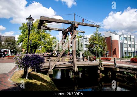 Papenburg, Allemagne. 30th août 2022. Un pont de bascule historique traverse le canal principal du centre-ville. Credit: Hauke-Christian Dittrich/dpa/Alay Live News Banque D'Images