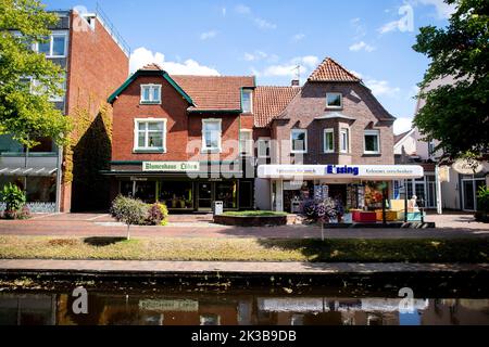 Papenburg, Allemagne. 30th août 2022. Des bâtiments historiques résidentiels et commerciaux se trouvent le long du canal principal dans le centre-ville. Credit: Hauke-Christian Dittrich/dpa/Alay Live News Banque D'Images