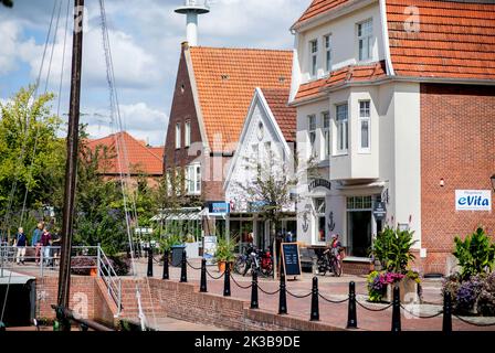 Papenburg, Allemagne. 30th août 2022. Plusieurs bâtiments commerciaux historiques sont situés dans une rue le long du canal principal dans le centre-ville. Credit: Hauke-Christian Dittrich/dpa/Alay Live News Banque D'Images