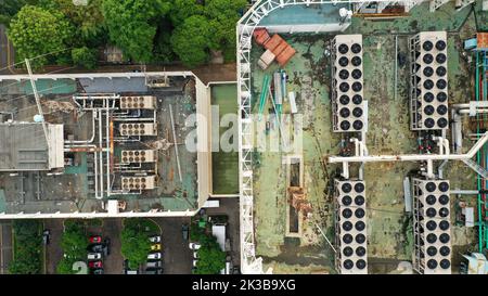 systèmes de ventilation sur le toit d'une tour résidentielle dans le quartier de la ville. vue aérienne sur le dessus Banque D'Images